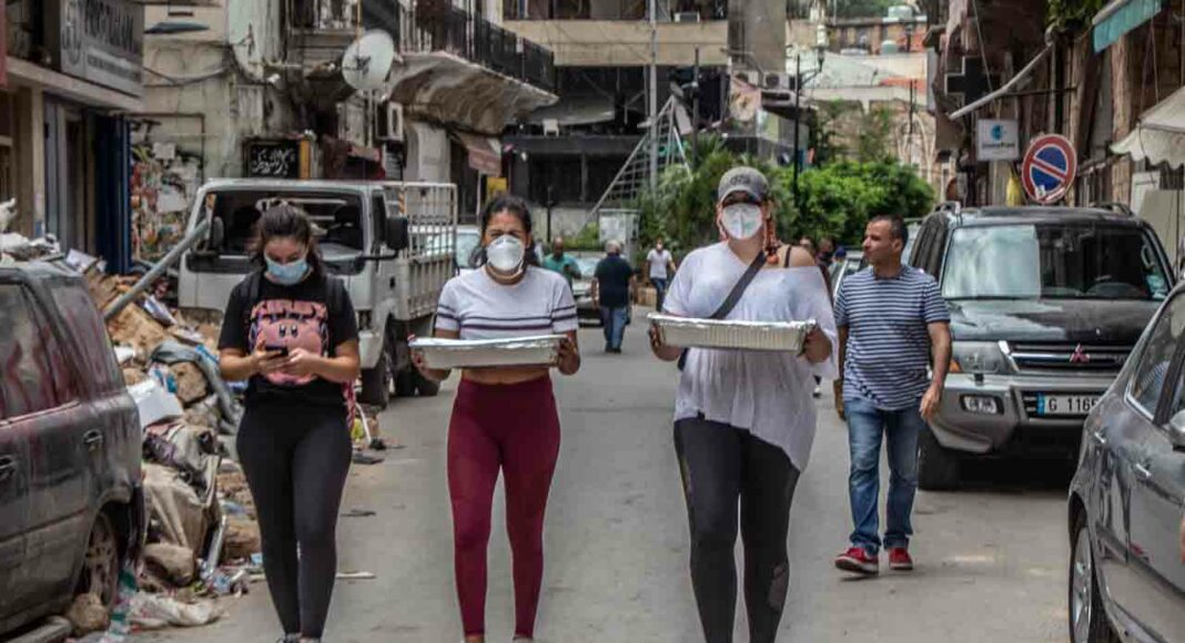 Des volontaires distribuant de la nourriture dans les quartiers de Mar Mikhael et de Gemmayzeh. Crédit Photo: François el Bacha pour Libnanews.com