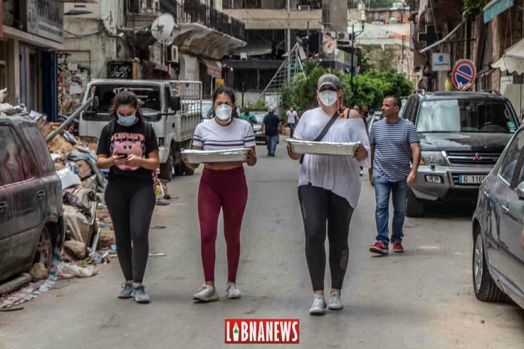Des volontaires distribuant de la nourriture dans les quartiers de Mar Mikhael et de Gemmayzeh. Crédit Photo: François el Bacha pour Libnanews.com