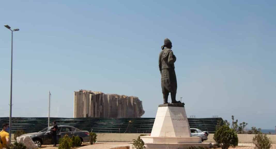 La statue de l'émigré, situé à proximité du Port de Beyrouth. Crédit Photo: Francois el Bacha pour Libnanews.com. Tous droits réservés.