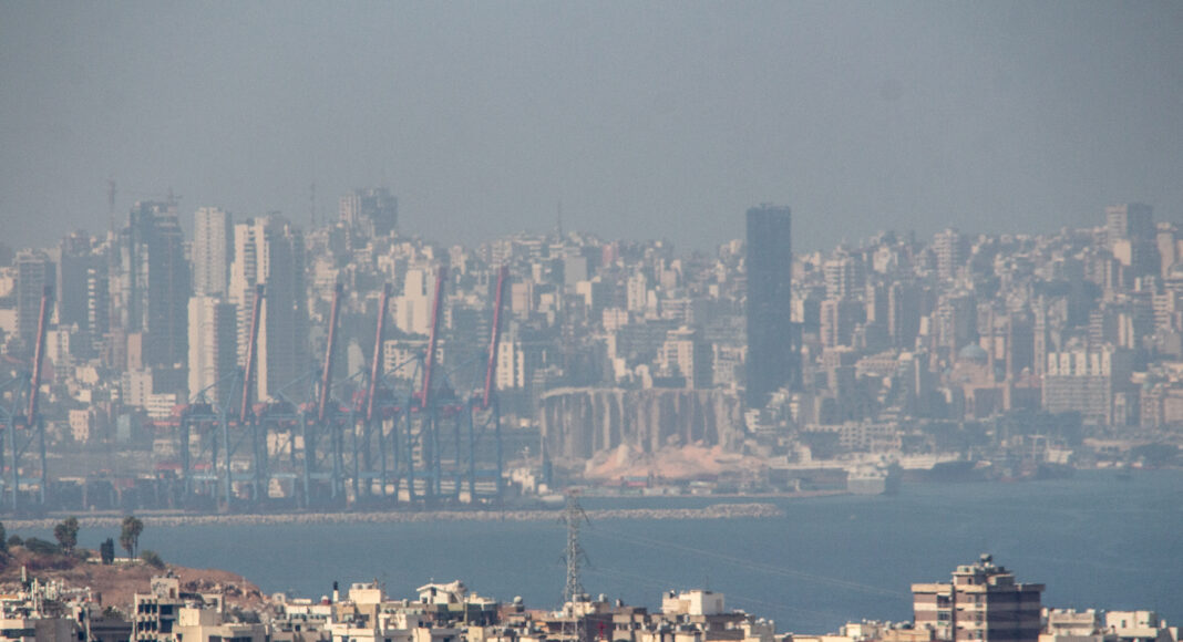 Le port de Beyrouth vu de loin le 6 août 2020 après l'explosion du port de Beyrouth. Crédit Photo: Francois el Bacha pour Libnanews.com