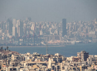 Le terminal container du Port de Beyrouth à priori sécurisé Le port de Beyrouth vu de loin le 6 août 2020 après l'explosion du port de Beyrouth. Crédit Photo: Francois el Bacha pour Libnanews.com