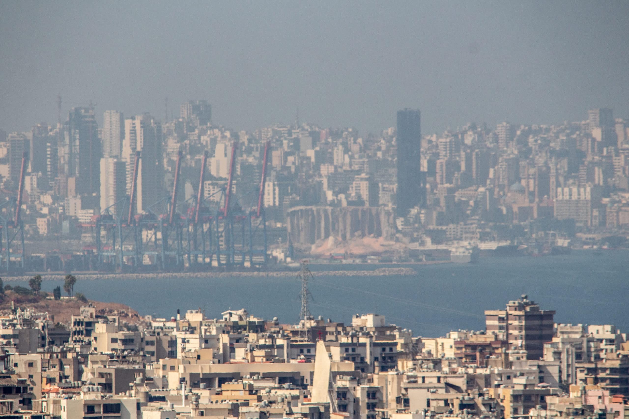 Le haut conseil de la justice tente d’écarter le juge d’instruction de l’explosion du port de Beyrouth Le port de Beyrouth vu de loin le 6 août 2020 après l'explosion du port de Beyrouth. Crédit Photo: Francois el Bacha pour Libnanews.com