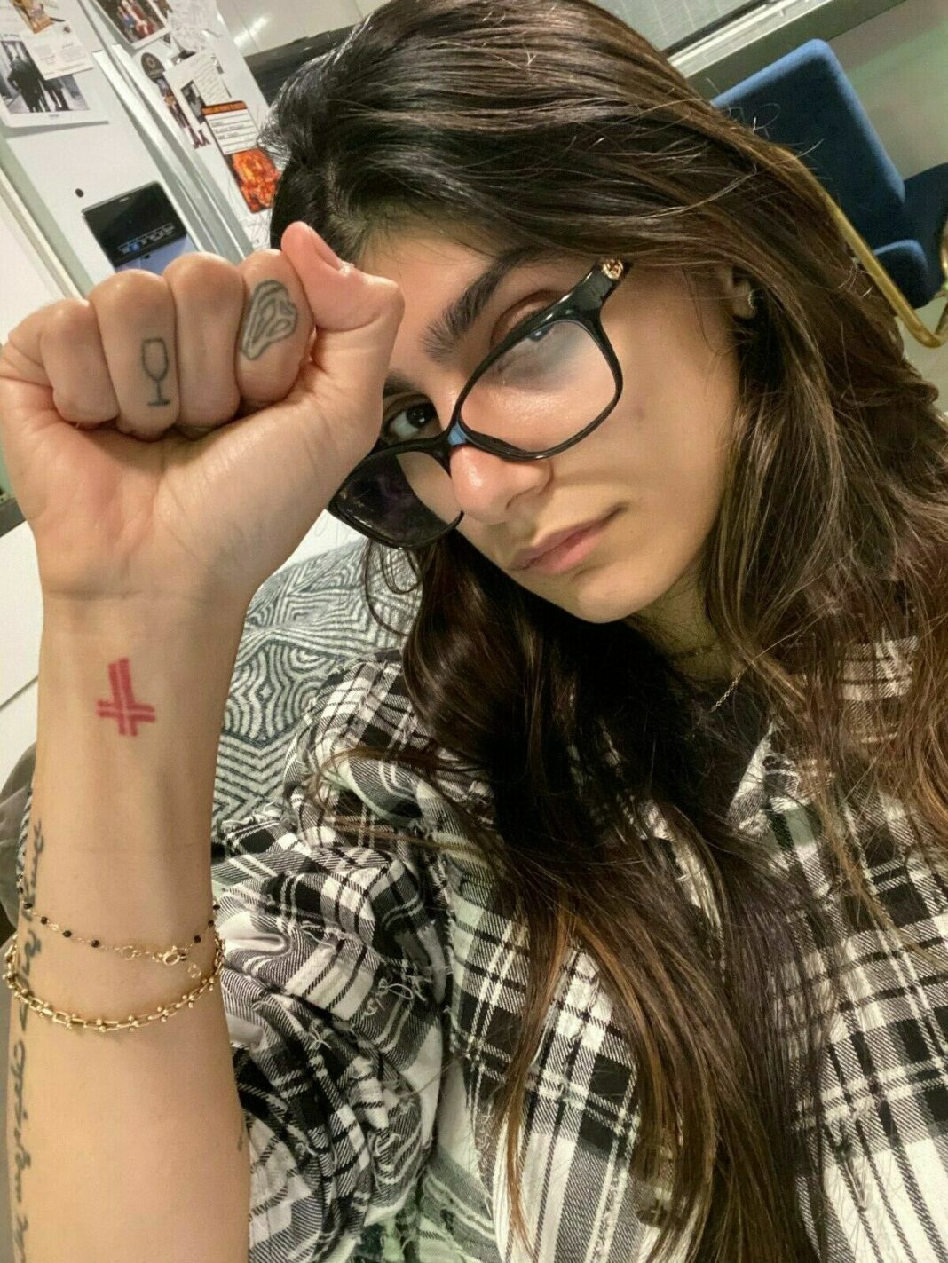 Une ancienne actrice porno libanaise met aux enchères ses lunettes en faveur des victimes de l'explosion de Beyrouth