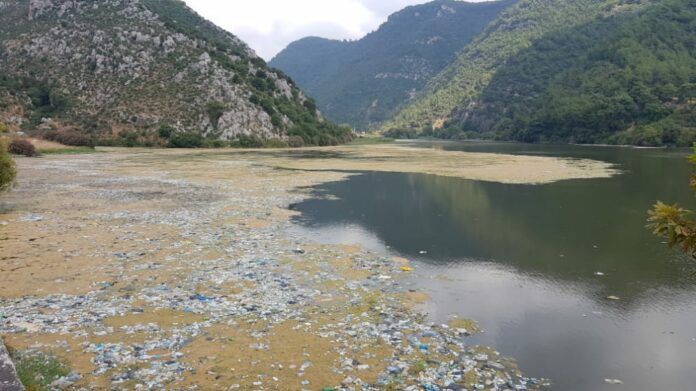 Le lac d'Ouyun al-Samak fortement pollué