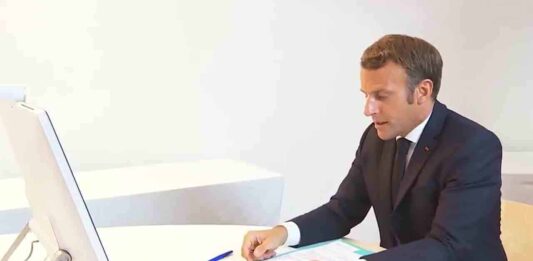 Il est temps qu’Emmanuel Macron cesse de jouer à Colin-maillard