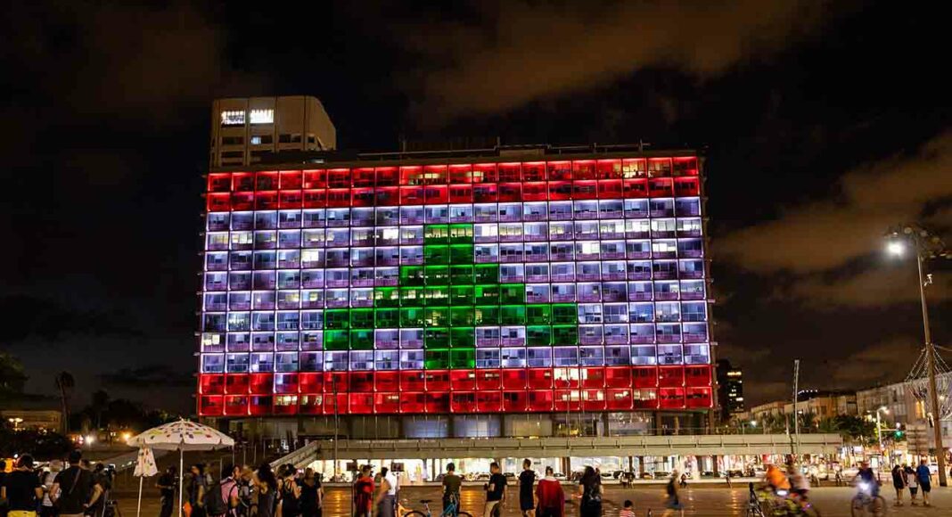 Une image peu commune: Tel Aviv aux couleurs du Liban