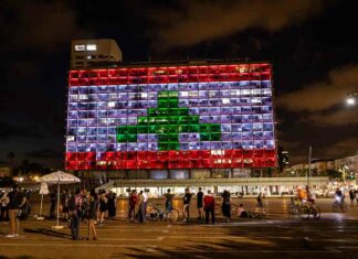 Une image peu commune: Tel Aviv aux couleurs du Liban