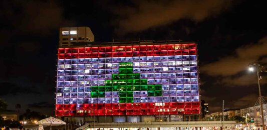 Une image peu commune: Tel Aviv aux couleurs du Liban