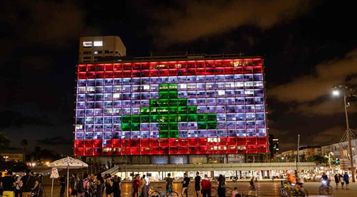 Une image peu commune: Tel Aviv aux couleurs du Liban