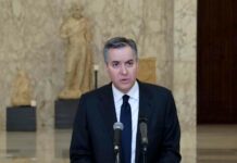 Le Président de la République accepte la démission de Mustapha Adib Le premier ministre Mustapha Adib annonçant sa démission. Crédit Photo: Dalati & Nohra