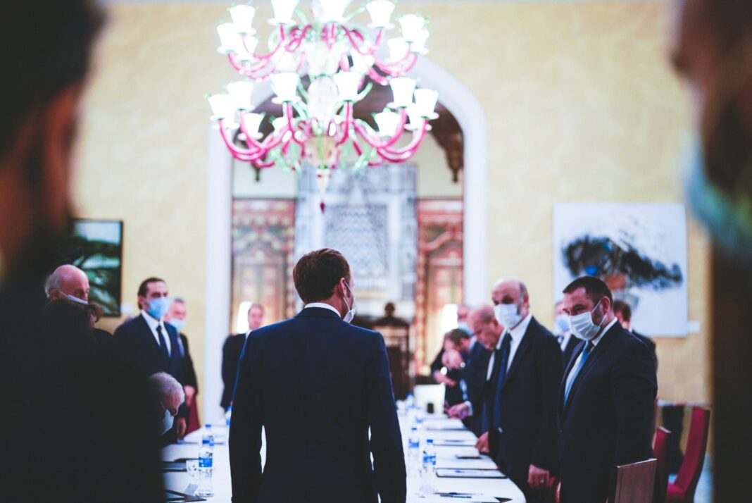 Emmanuel Macron rencontrant les dirigeants des partis politiques libanais. Source Photo: Twitter