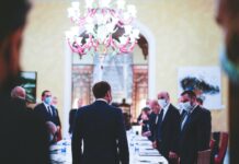 Emmanuel Macron rencontrant les dirigeants des partis politiques libanais. Source Photo: Twitter