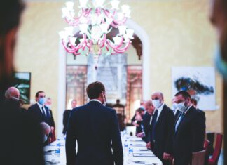 Macron prochainement au Liban Emmanuel Macron rencontrant les dirigeants des partis politiques libanais. Source Photo: Twitter