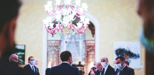 Emmanuel Macron rencontrant les dirigeants des partis politiques libanais. Source Photo: Twitter