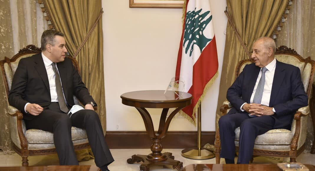 Le Premier Ministre Mustapha Adib débutant les consultations visant à nommer un nouveau gouvernement en compagnie du président de la chambre Nabih Berri.