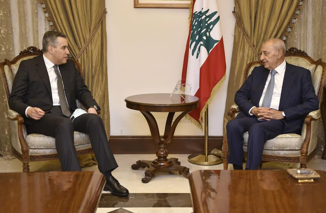 Le Premier Ministre Mustapha Adib débutant les consultations visant à nommer un nouveau gouvernement en compagnie du président de la chambre Nabih Berri.