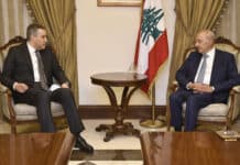 Vers un possible dénouement de la crise politique Le Premier Ministre Mustapha Adib débutant les consultations visant à nommer un nouveau gouvernement en compagnie du président de la chambre Nabih Berri.