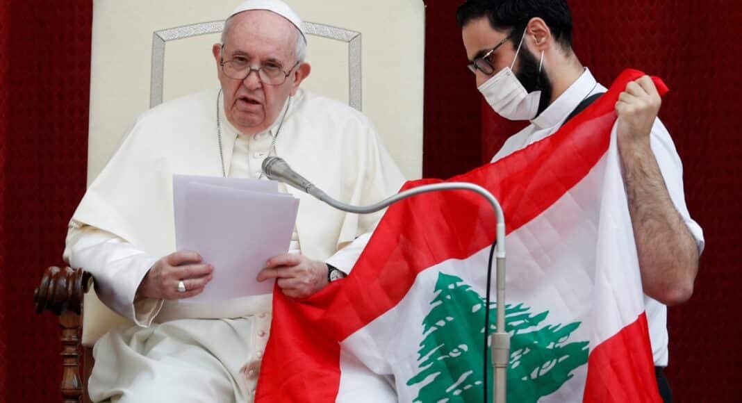 Le pape François tenant le drapeau du Liban