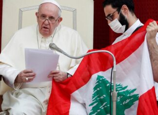 Le pape François tenant le drapeau du Liban