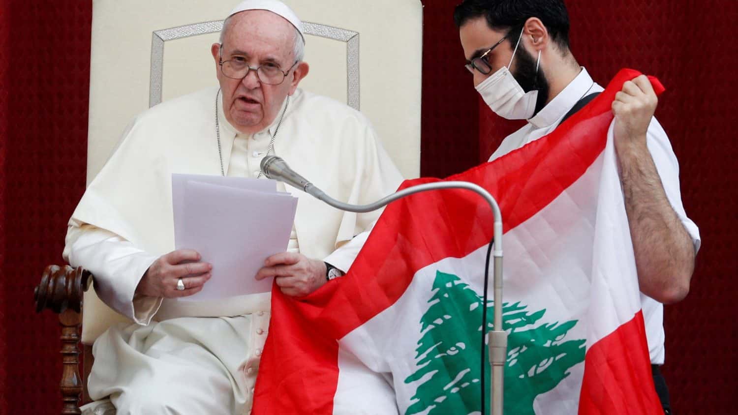 Le pape François tenant le drapeau du Liban