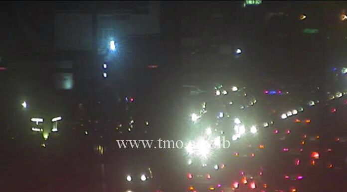 L'autoroute partiellement coupée à Jal el Dib