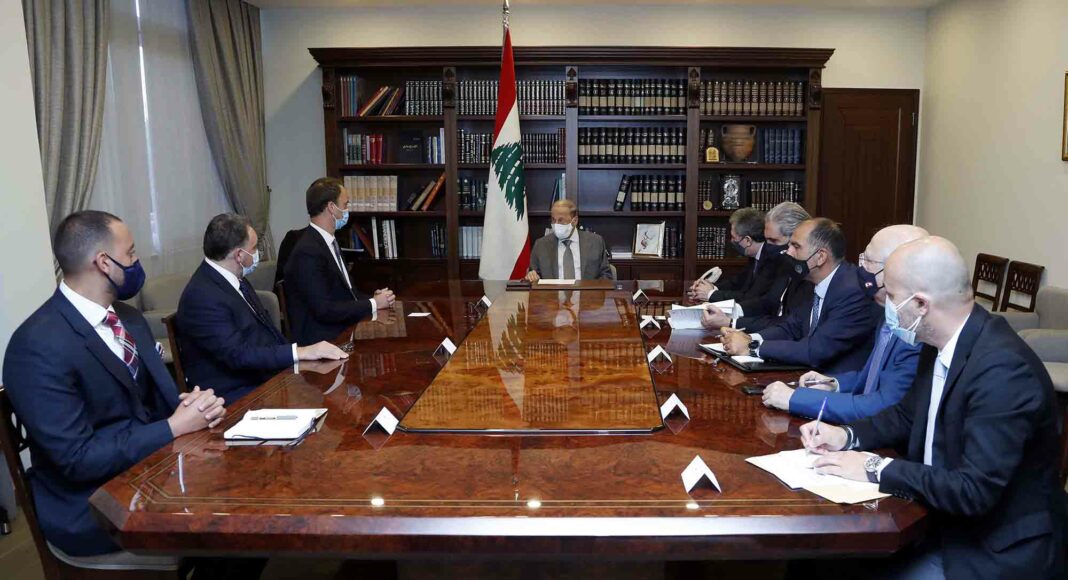 Le général Aoun avec la délégation d'Alvarez & Marsal