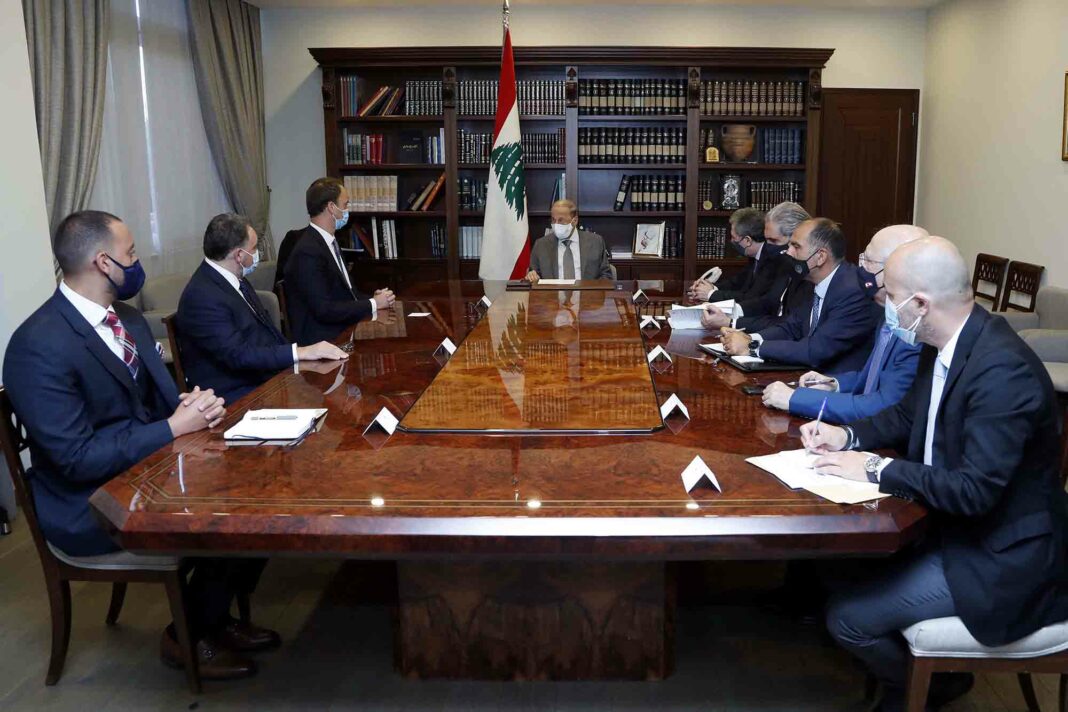 Le général Aoun avec la délégation d'Alvarez & Marsal