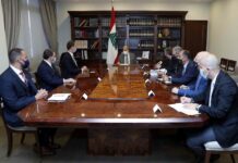 Audit Juricomptable de la BDL: Alvarez & Marsal chez Aoun Le général Aoun avec la délégation d'Alvarez & Marsal