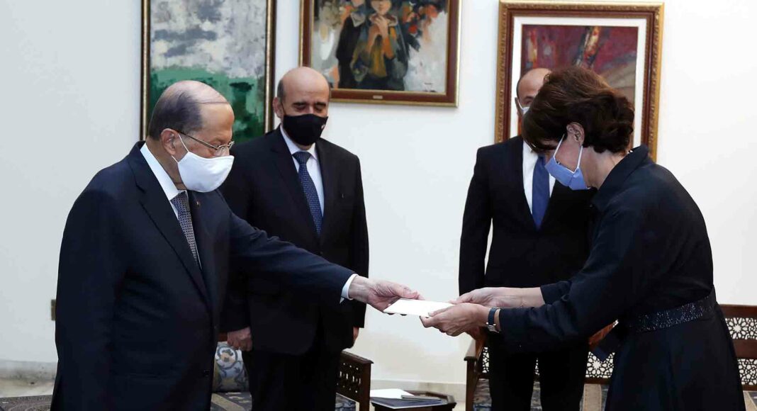 Le Président de la République le Général Michel Aoun et la nouvelle ambassadrice de France au Liban Anne Grillo.Crédit Photo: Dalati & Nohra