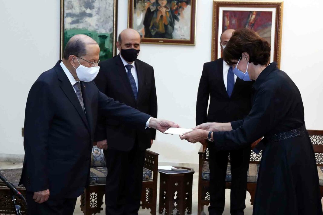 Le Président de la République le Général Michel Aoun et la nouvelle ambassadrice de France au Liban Anne Grillo.Crédit Photo: Dalati & Nohra
