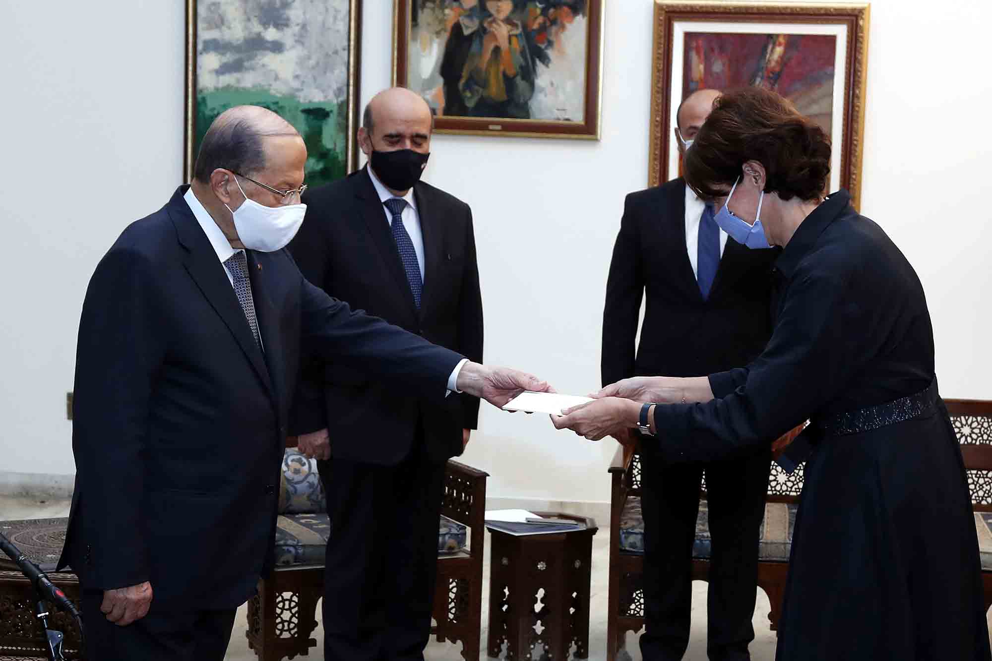 Le Président de la République le Général Michel Aoun et la nouvelle ambassadrice de France au Liban Anne Grillo.Crédit Photo: Dalati & Nohra