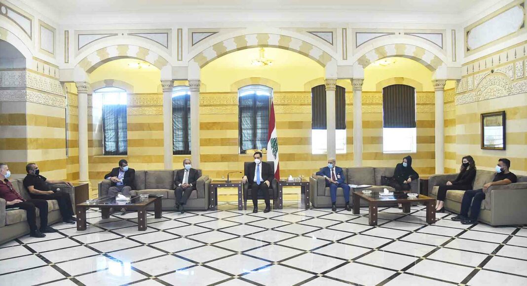 Le premier ministre sortant Hassan Diab en compagnie des familles des victimes du port de Beyrouth. Crédit Photo Dalati & Nohra 16 octobre