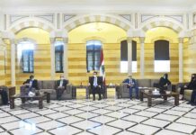 Vers un projet de loi en faveur des victimes de l’explosion du port de Beyrouth Le premier ministre sortant Hassan Diab en compagnie des familles des victimes du port de Beyrouth. Crédit Photo Dalati & Nohra 16 octobre