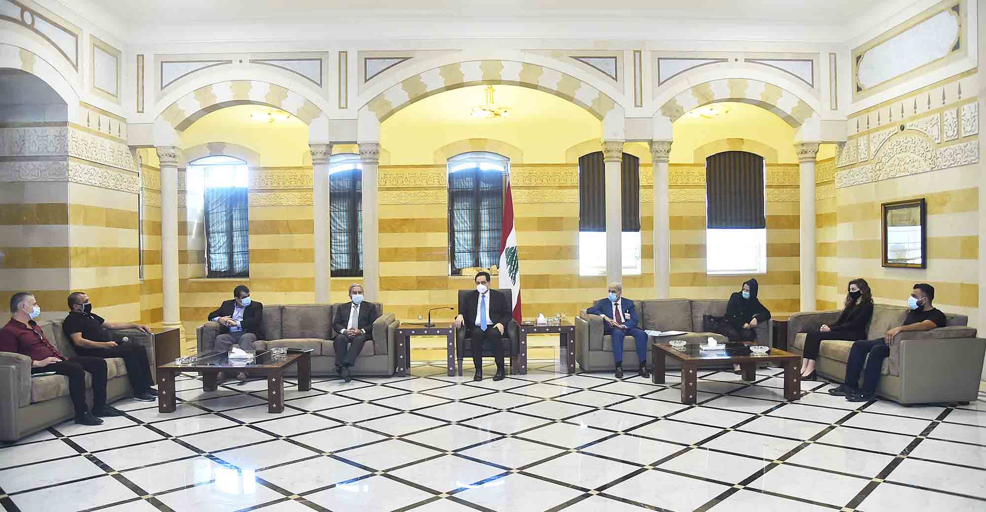 Vers un projet de loi en faveur des victimes de l’explosion du port de Beyrouth Le premier ministre sortant Hassan Diab en compagnie des familles des victimes du port de Beyrouth. Crédit Photo Dalati & Nohra 16 octobre