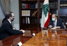 Aoun évoque avec Schenker le dossier des négociations israélo-libanaises Le médiateur américain David Schenker avec le Président de la République, le général Michel Aoun, vendredi 16 octobre 2020. Crédit Photo: Dalati & Nohra