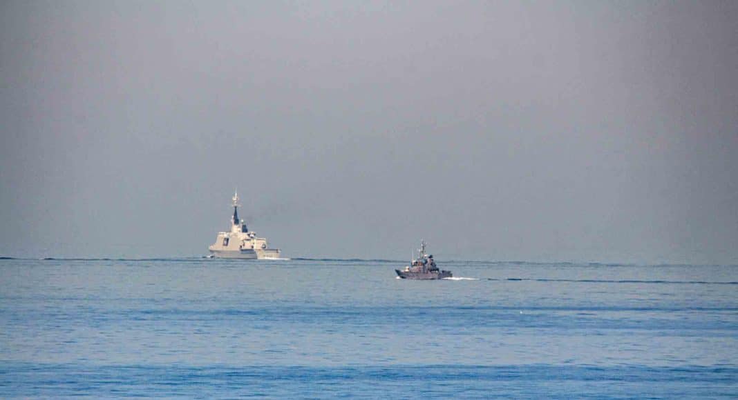 La frégate La Fayette en manoeuvre avec l'Armée Libanaise au large des côtes libanaises. Crédit Photo: François el Bacha pour Libnanews.com.