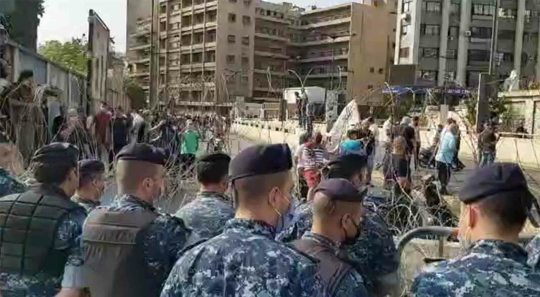 Beyrouth/Caricature: Les manifestants affluent devant l’ambassade de France