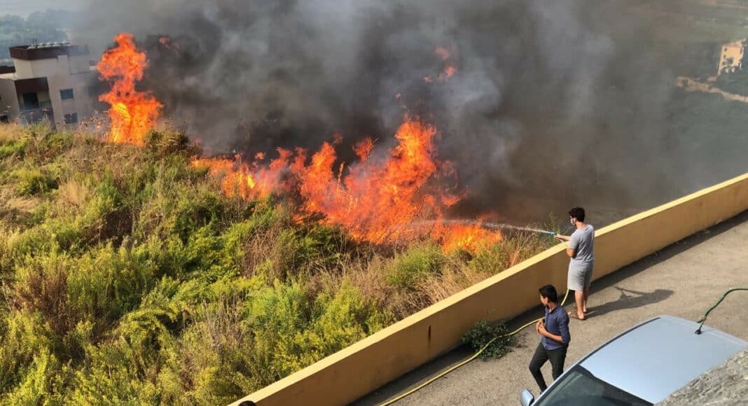 Des gens essayant de combattre l'incendie du côté de la localité de Saïda. Crédit Photo: NNA