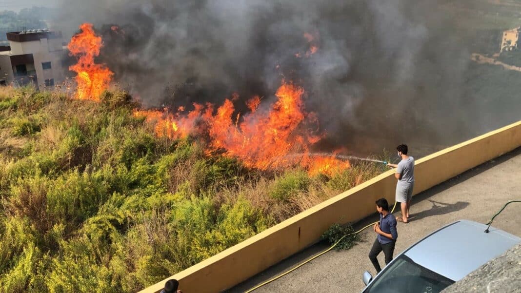 Des gens essayant de combattre l'incendie du côté de la localité de Saïda. Crédit Photo: NNA