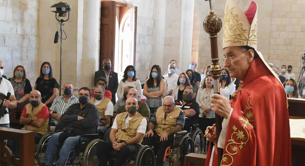 Le patriarche maronite Béchara Boutros Rahi célébrant la messe devant une délégation d'anciens combattants. Crédit Photo: NNA