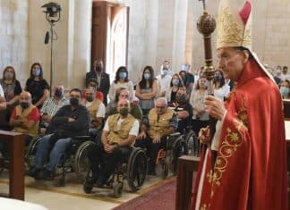 Le patriarche maronite demande le retour des réfugiés syriens Le patriarche maronite Béchara Boutros Rahi célébrant la messe devant une délégation d'anciens combattants. Crédit Photo: NNA