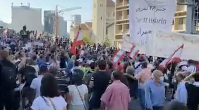 Rassemblement Place des Martyrs pour célébrer la première année de la "Révolution"