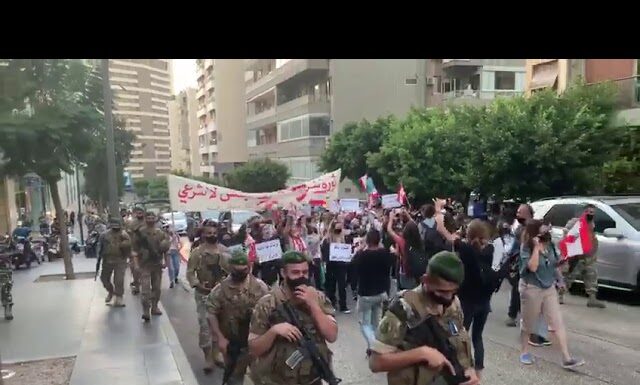 Manifestation contre la corruption devant Ein Tineh