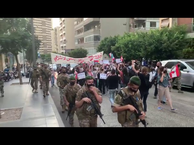 Manifestation contre la corruption devant Ein Tineh