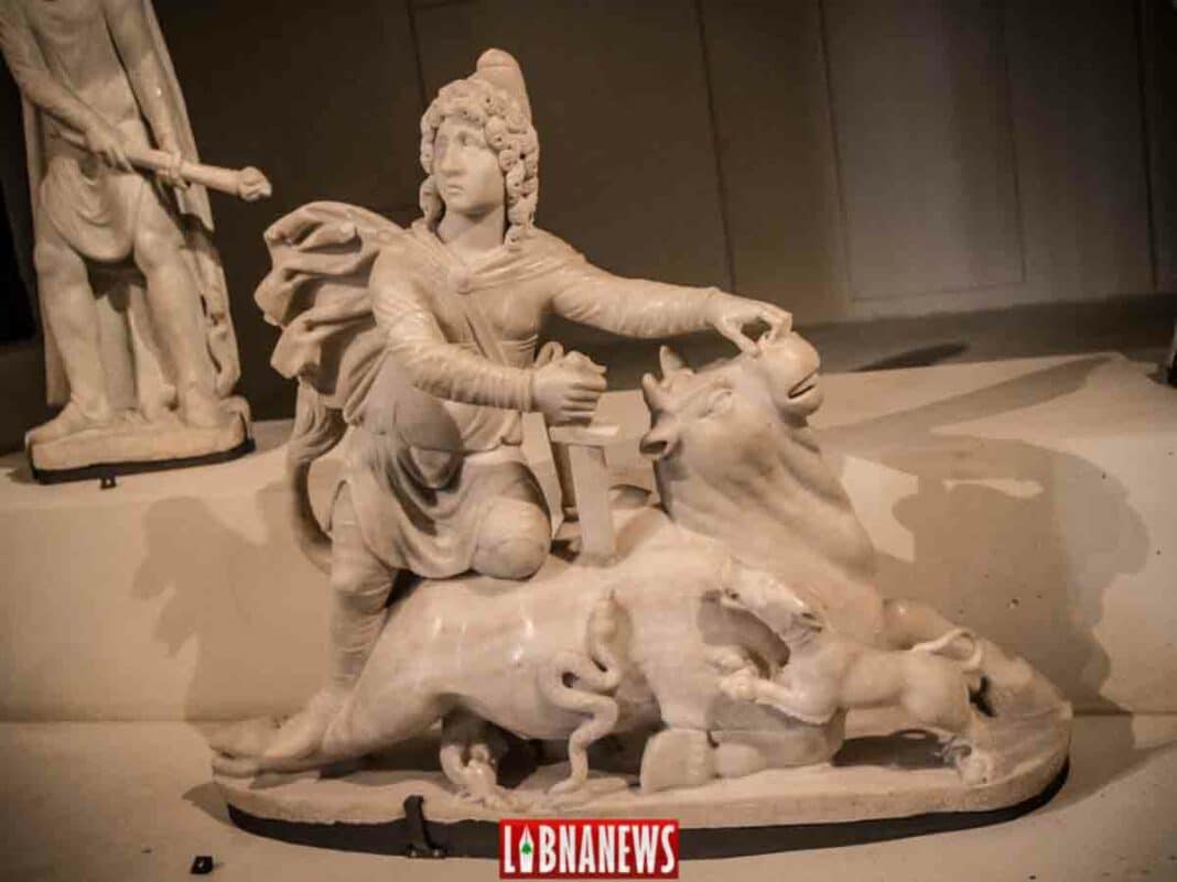 Ces sculptures appartiennent au décors d'un mithraeum et sont représentatives de l'iconographie de son culte: Le sacrifice du taurau est l'acte fondateur de la théologie mithrarique, Mithra porte ensuite la dépouille de l'animal