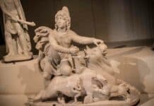 Ces sculptures appartiennent au décors d'un mithraeum et sont représentatives de l'iconographie de son culte: Le sacrifice du taurau est l'acte fondateur de la théologie mithrarique, Mithra porte ensuite la dépouille de l'animal