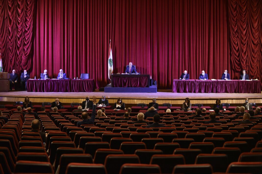 Report de la session parlementaire destinée à débattre de la crise politique entre Présidence et Premier ministre