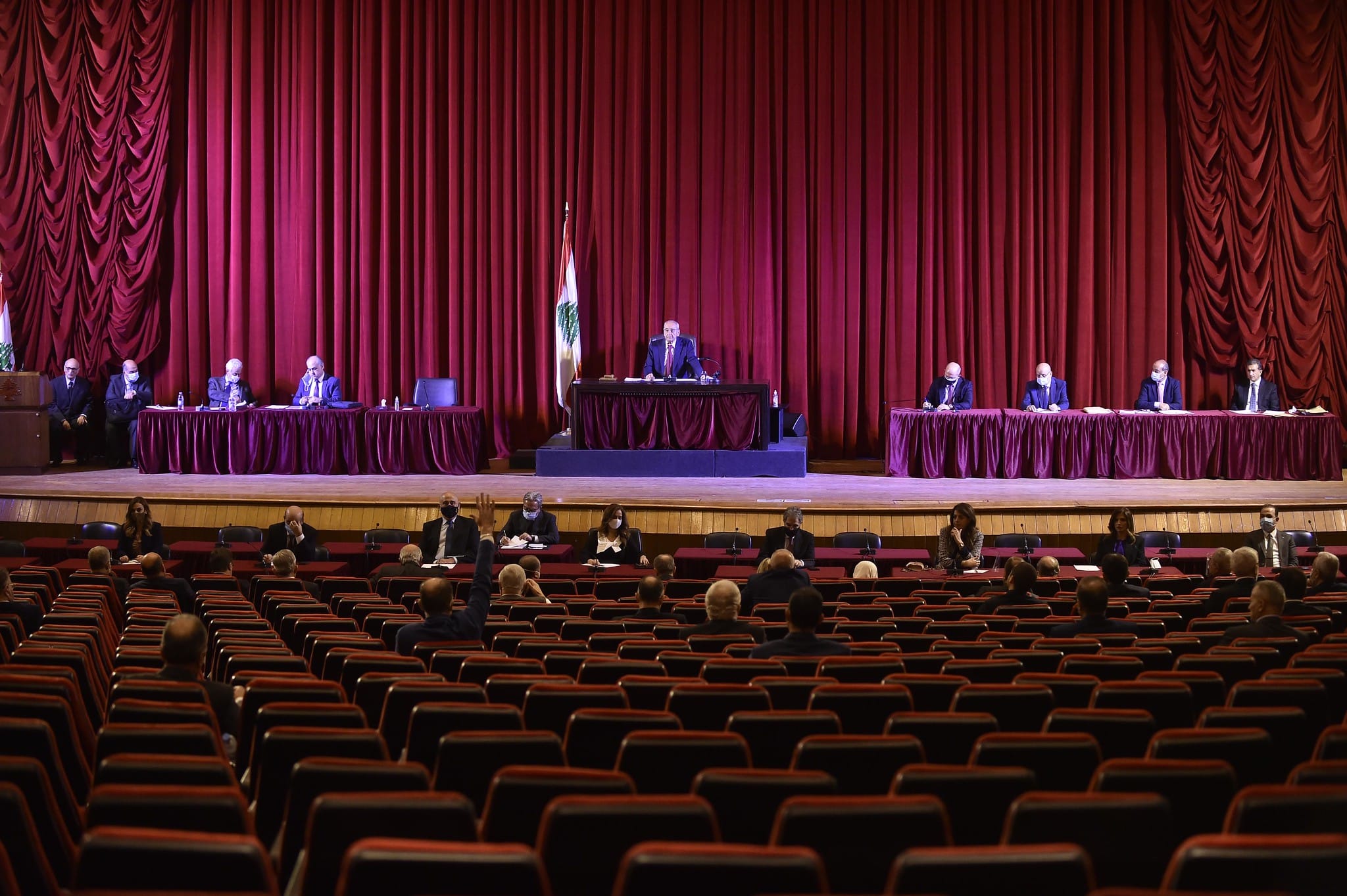 Report de la session parlementaire destinée à débattre de la crise politique entre Présidence et Premier ministre