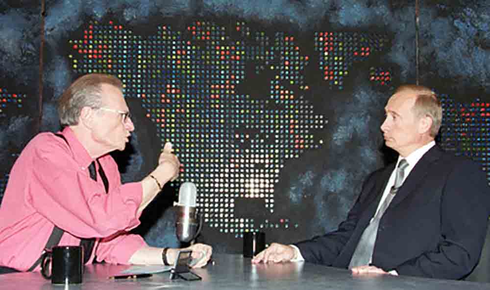 TAS07:NEW YORK, USA. SEPTEMBER 9. Russian Presidient Vladimir Putin /R/ seen intereviewed by Larry King in Live TV show on CNN, on Friday. The inteview was given by the president before his departure from the USA, where he was taking part in Millennium Summit. (ITAR-TASS photo Sergei Velichkin, Vladimir Rodionov) ----- ТАС20. США, Нью-Йорк. 9 сентября. Президент России Владимир Путин перед отбытием из Нью-Йорка, где участвовал в Саммите тысячелетия, дал интервью телекомпании Си-эн-эн. На снимке: Владимир Путин (справа) и телеведущий Лари Кинг во время интервью. Фото Владимира Родионова и Сергея Величкина (ИТАР-ТАСС)