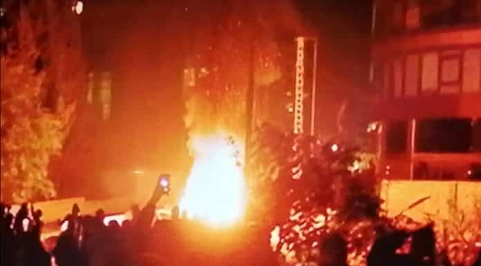 Une voiture civile appartenant à un membre des FSI incendiée à Tripoli au Nord du Liban. Crédit Photo: NNA